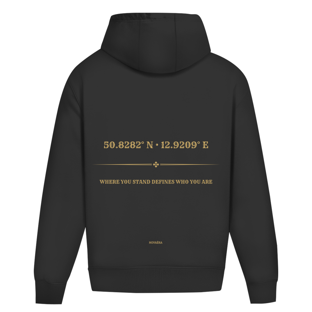 NOVAÉRA Oversize Hoodie ohne Kordel – Gold-Backprint KOORDINATEN
