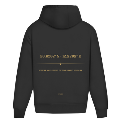 NOVAÉRA Oversize Hoodie ohne Kordel – Gold-Backprint KOORDINATEN