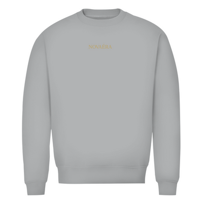 NOVAÉRA Herren Premium Bio Sweatshirt – Rundhals & Gold-Backprint „Crowned by Legacy“