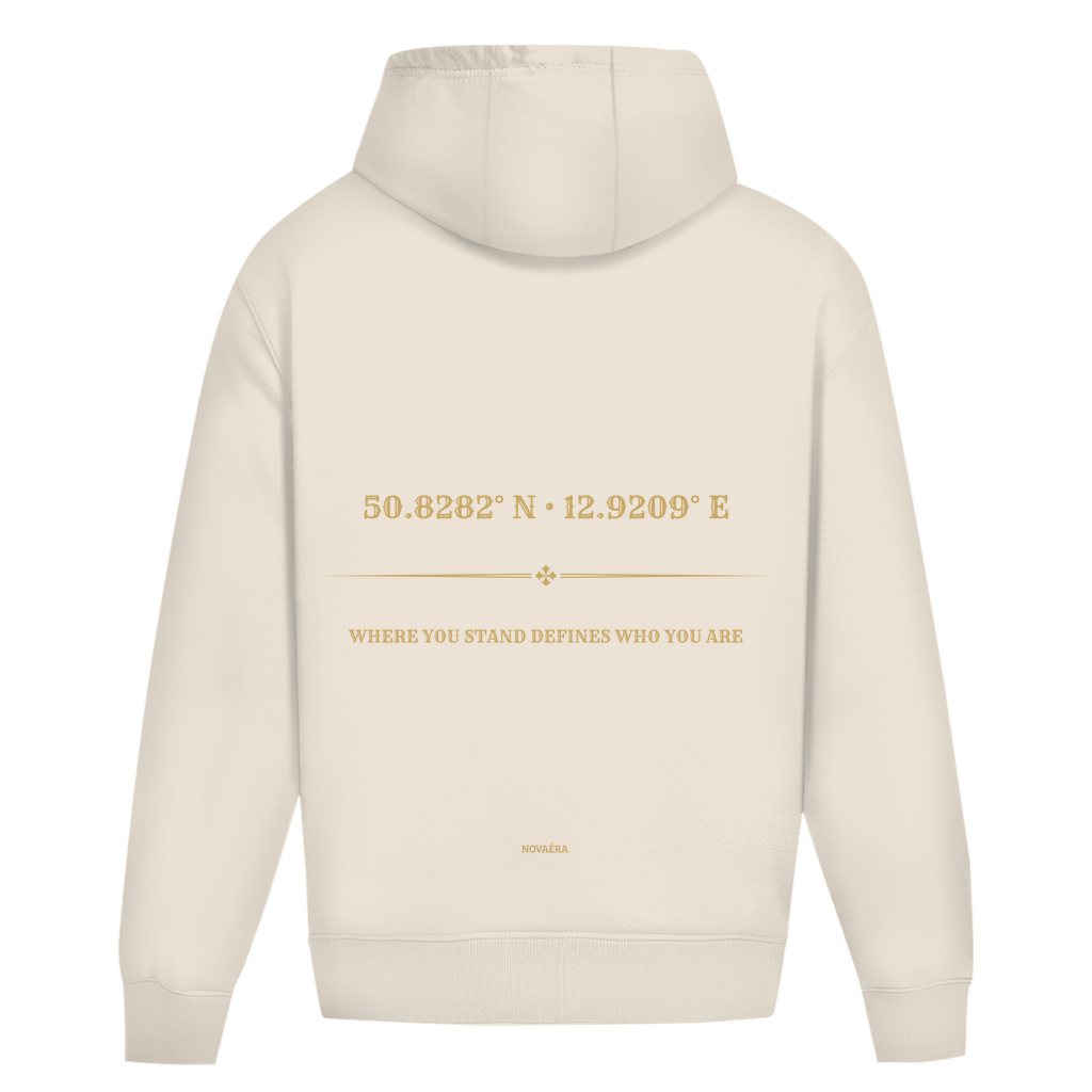 NOVAÉRA Oversize Hoodie ohne Kordel – Gold-Backprint KOORDINATEN