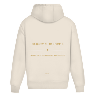NOVAÉRA Oversize Hoodie ohne Kordel – Gold-Backprint KOORDINATEN