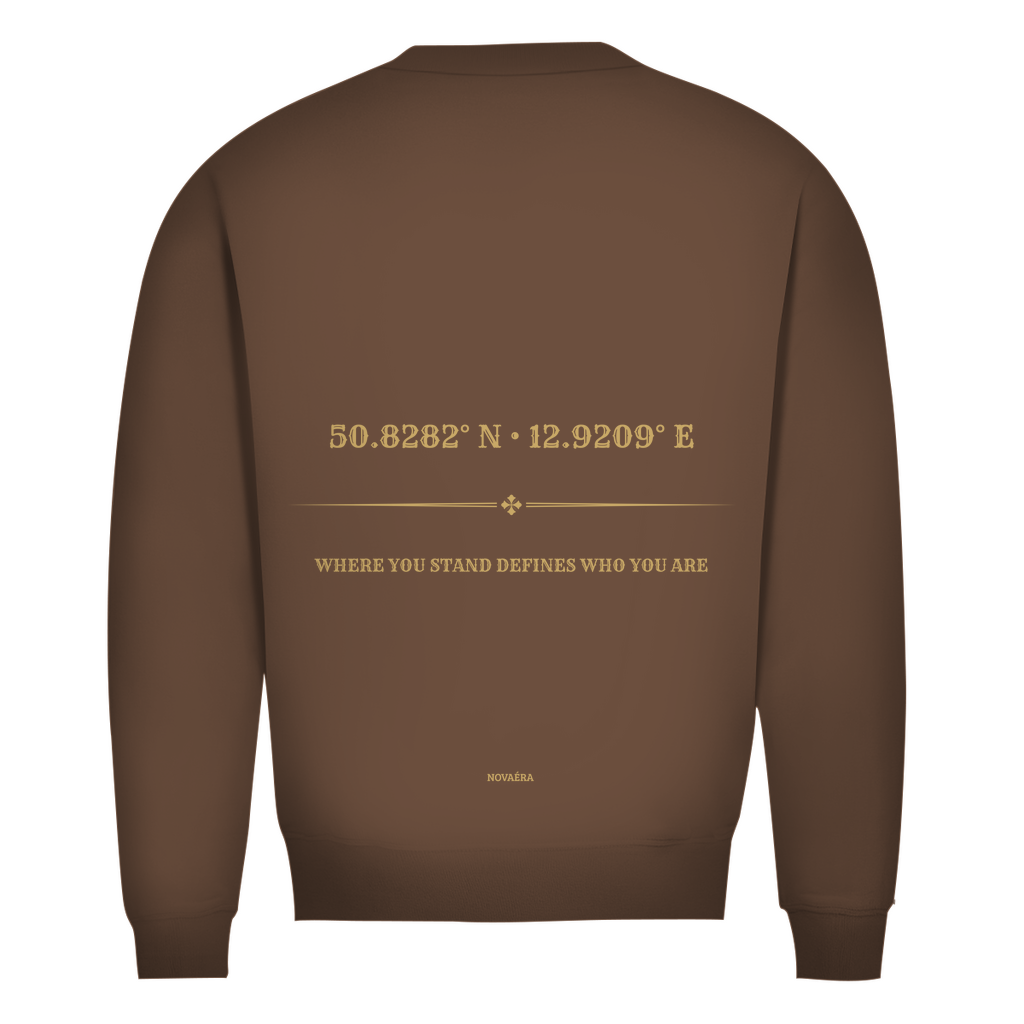 Bio Sweatshirt mit KOORDINATEN Backprint – NOVAÉRA | Premium Fit Rundhals Statement
