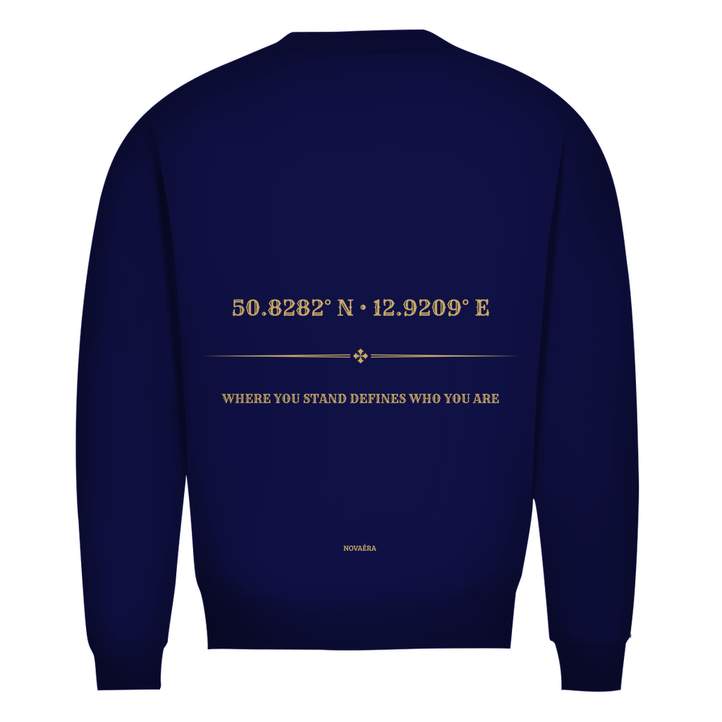 Bio Sweatshirt mit KOORDINATEN Backprint – NOVAÉRA | Premium Fit Rundhals Statement