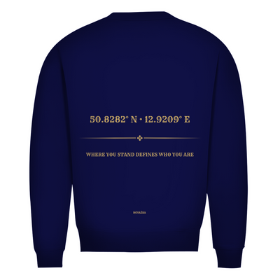 Bio Sweatshirt mit KOORDINATEN Backprint – NOVAÉRA | Premium Fit Rundhals Statement