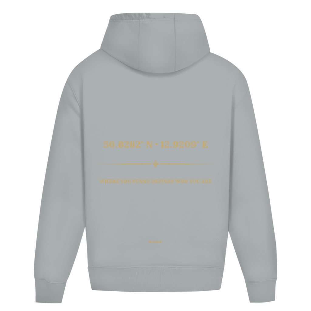 NOVAÉRA Oversize Hoodie ohne Kordel – Gold-Backprint KOORDINATEN