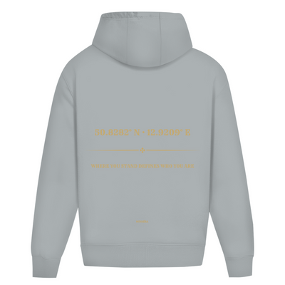 NOVAÉRA Oversize Hoodie ohne Kordel – Gold-Backprint KOORDINATEN
