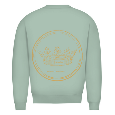 NOVAÉRA Herren Premium Bio Sweatshirt – Rundhals & Gold-Backprint „Crowned by Legacy“