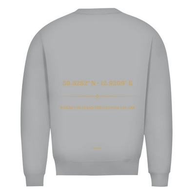 Bio Sweatshirt mit KOORDINATEN Backprint – NOVAÉRA | Premium Fit Rundhals Statement