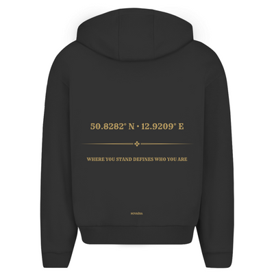 Oversize Zipper Hoodie mit KOORDINATEN Backprint – NOVAÉRA | Hoodie mit Reißverschluss & Statement
