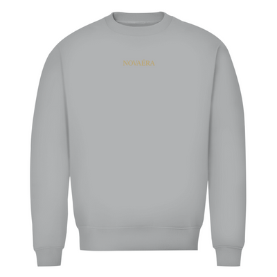 NOVAÉRA Herren Bio Sweatshirt – Premium Qualität & Gold-Backprint „EST. I.V. MMXXV“