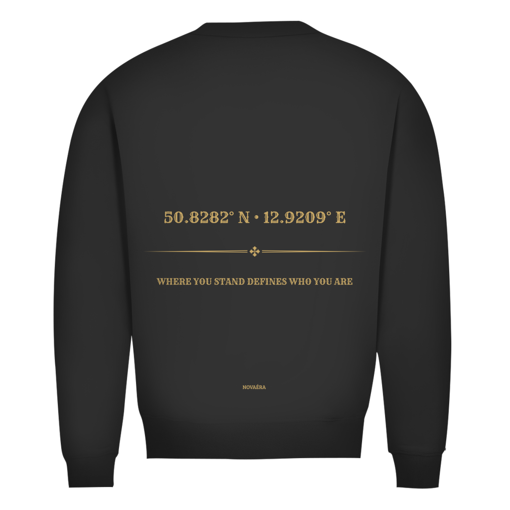 Bio Sweatshirt mit KOORDINATEN Backprint – NOVAÉRA | Premium Fit Rundhals Statement