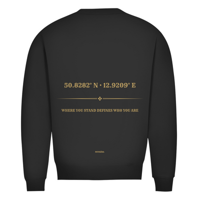 Bio Sweatshirt mit KOORDINATEN Backprint – NOVAÉRA | Premium Fit Rundhals Statement