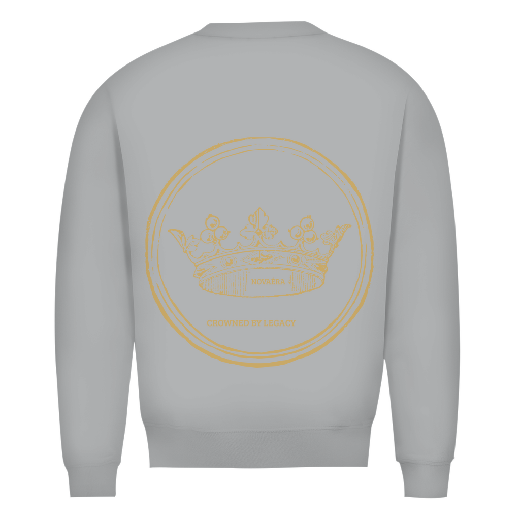 NOVAÉRA Herren Premium Bio Sweatshirt – Rundhals & Gold-Backprint „Crowned by Legacy“