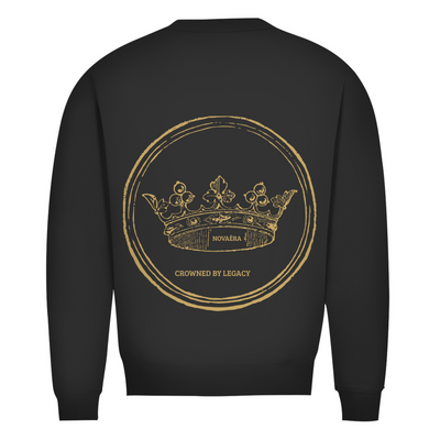 NOVAÉRA Herren Premium Bio Sweatshirt – Rundhals & Gold-Backprint „Crowned by Legacy“
