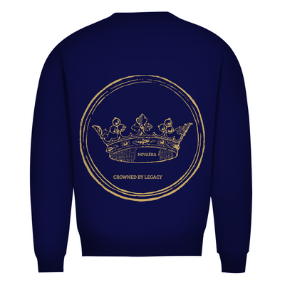 NOVAÉRA Herren Premium Bio Sweatshirt – Rundhals & Gold-Backprint „Crowned by Legacy“