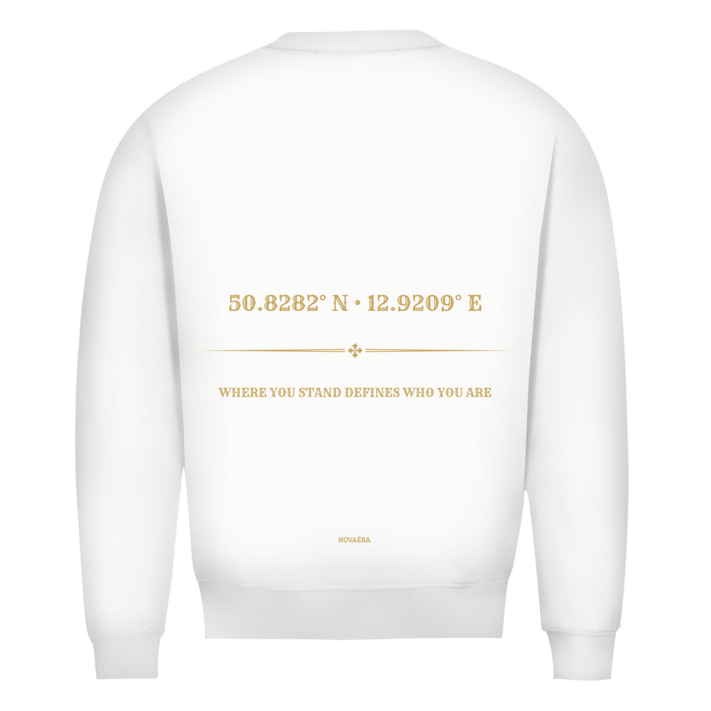 Bio Sweatshirt mit KOORDINATEN Backprint – NOVAÉRA | Premium Fit Rundhals Statement