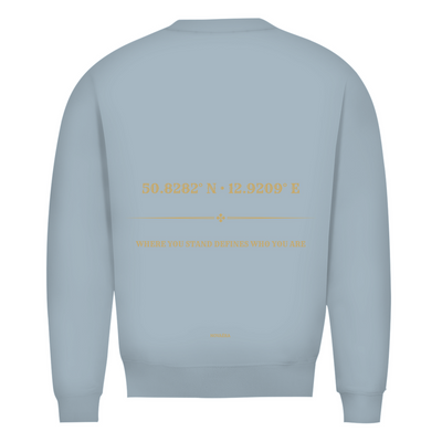 Bio Sweatshirt mit KOORDINATEN Backprint – NOVAÉRA | Premium Fit Rundhals Statement