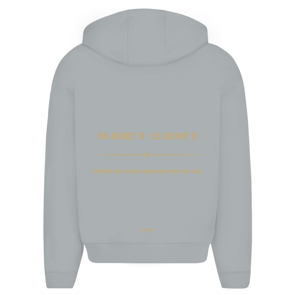 Oversize Zipper Hoodie mit KOORDINATEN Backprint – NOVAÉRA | Hoodie mit Reißverschluss & Statement