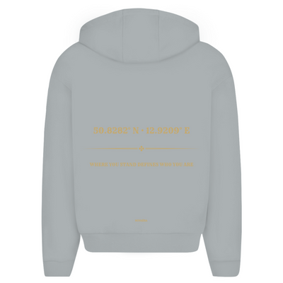 Oversize Zipper Hoodie mit KOORDINATEN Backprint – NOVAÉRA | Hoodie mit Reißverschluss & Statement