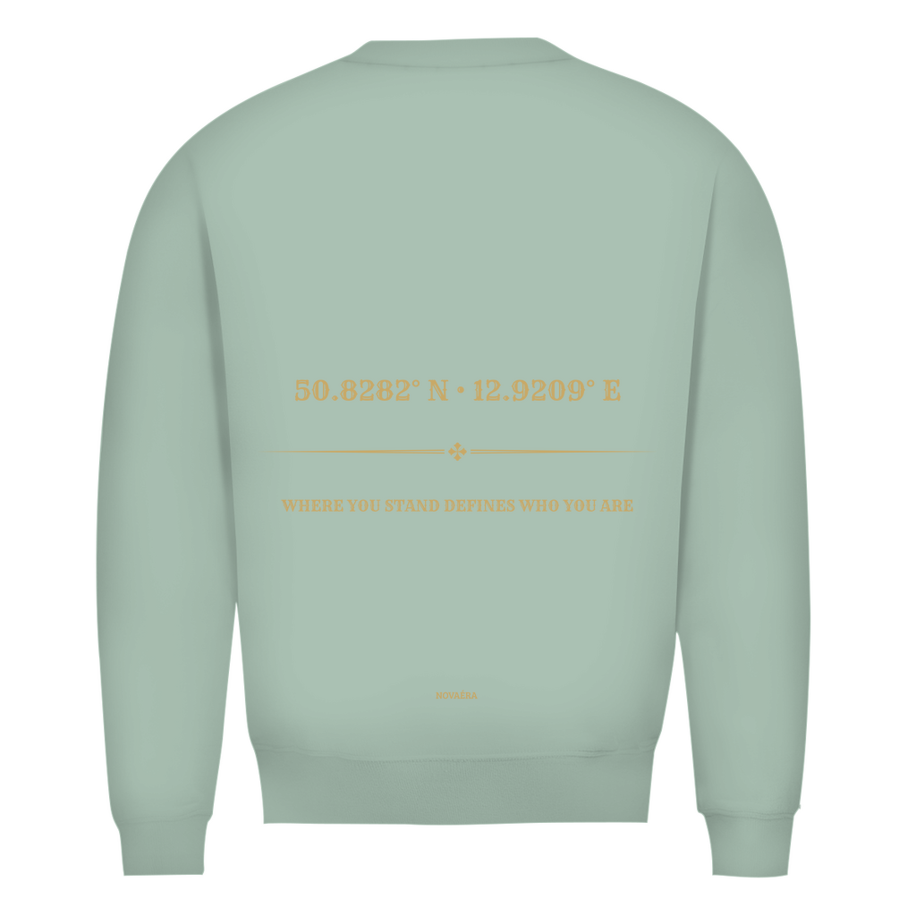 Bio Sweatshirt mit KOORDINATEN Backprint – NOVAÉRA | Premium Fit Rundhals Statement