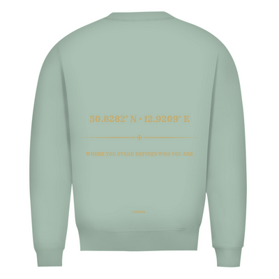 Bio Sweatshirt mit KOORDINATEN Backprint – NOVAÉRA | Premium Fit Rundhals Statement